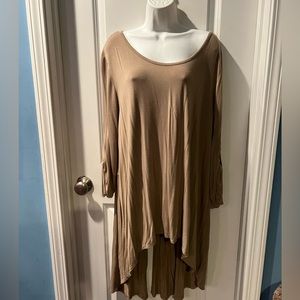 CATO taupe top hi-lo split tail top size 22/24